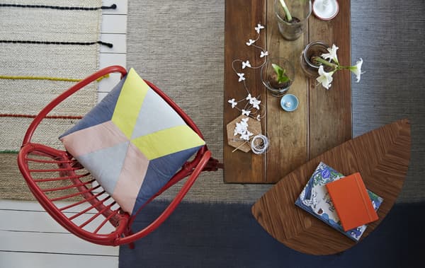Fauteuil et coussin colorés