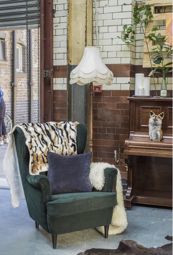 Fauteuil et jeté dans un espace au look industriel