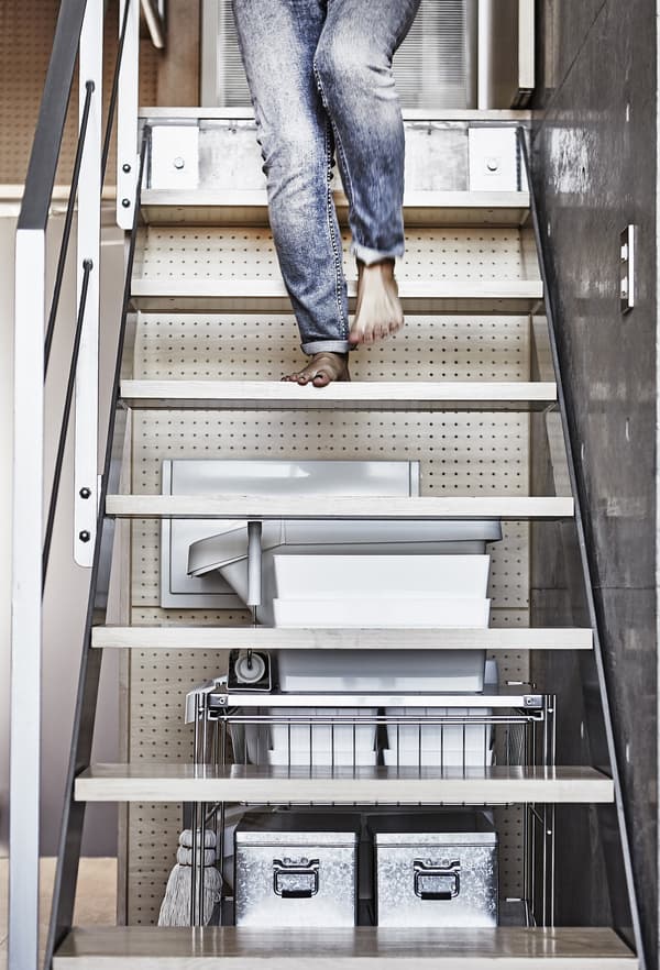 Femme en train de descendre les escaliers.
