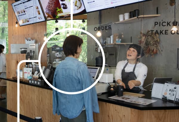Femme passant commande dans un café 