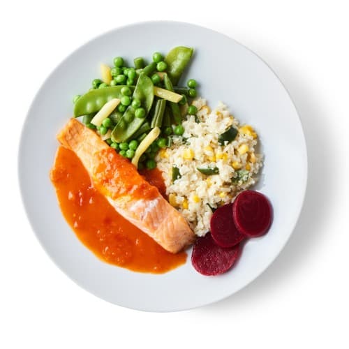 Filete de salmón con arroz de coliflor y condimento de pimiento rojo