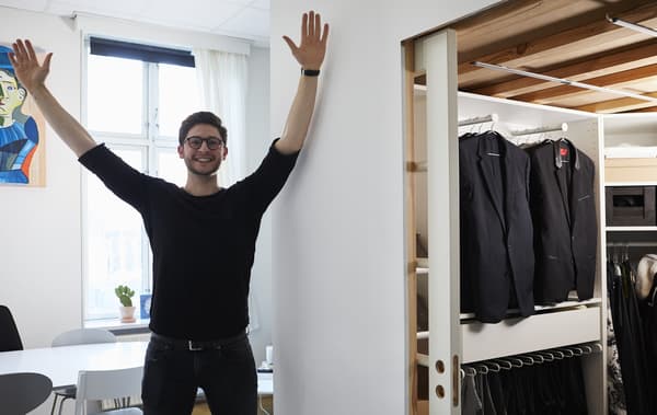 Filip dans sa chambre.