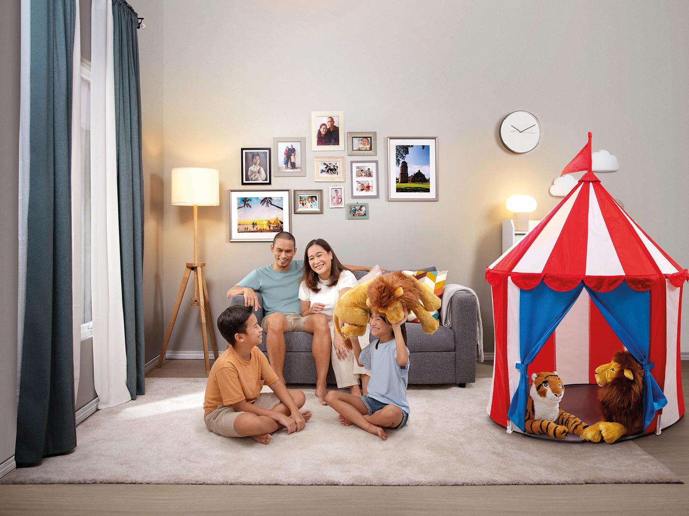 Filipino family with CIRKUSTÄLT children's tent, DJUNGELSKOG soft toy