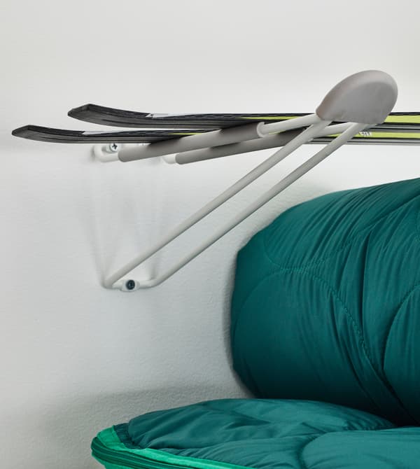 Fixez deux grandes consoles au mur pour y déposer vos skis. Ils seront facilement accessibles lors de la prochaine bordée de neige.