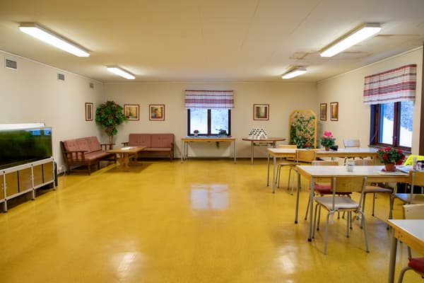 Före-bild på hur en matsal ser ut före renovering. Rummet har gult golv och sparsamt med inredning.