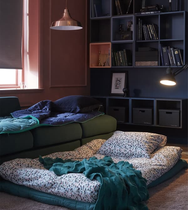 For a living room setup that’s ready for friends who sleep over, think comfort.