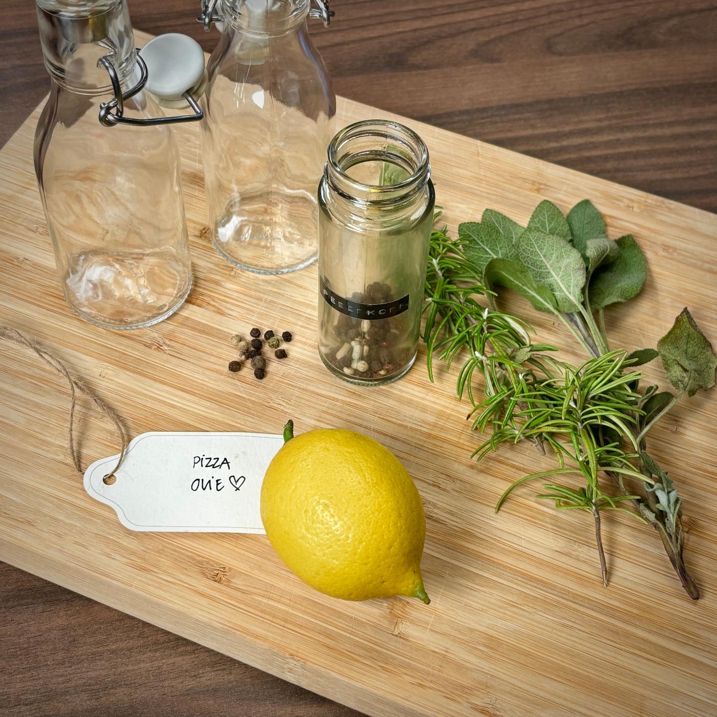 Forskellige ingredienser til krydderiolie ligger på et skærebræt.