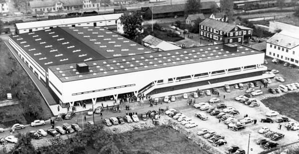 Foto aérea de IKEA Älmhult Sweden (1961). La parte derecha de la imagen muestra el edificio 