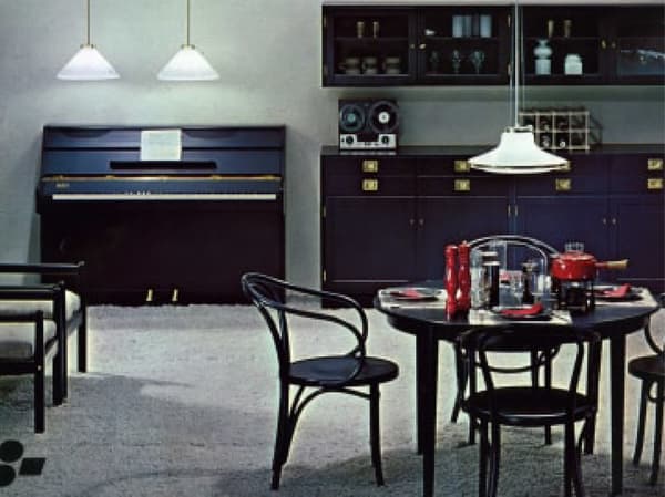 Foto på ett kök där ett svart IKEA-piano står.
