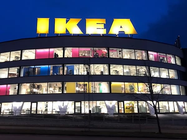 Fotografi på ett modernt varuhus med stor IKEA-skylt på taket.
