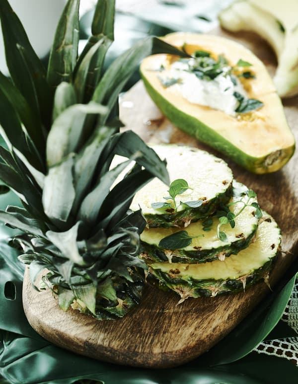 Frisch geschnittene Ananas auf FASCINERA Schneidebrett Mangobaum
