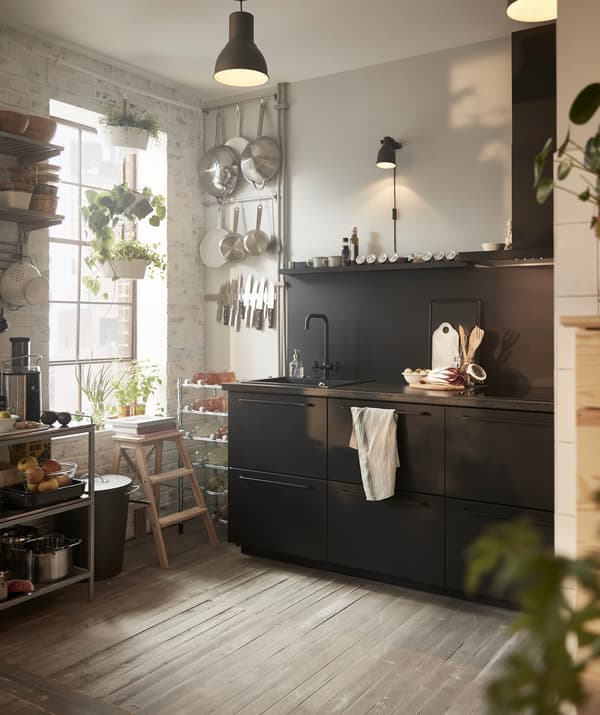 Gabungkan bingkai, laci, pintu dan penyusun atur untuk mendapatkan dapur impian anda. Cubalah dapur METOD IKEA!