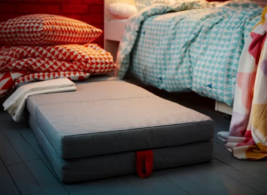 Gagnez de l’espace en transformant du matériel de jeu en linge de lit. Les matelas SLÄKT sont très confortables pour les amis qui restent à coucher. Deux matelas empilés, confort doublé pour une nuit réparatrice! 