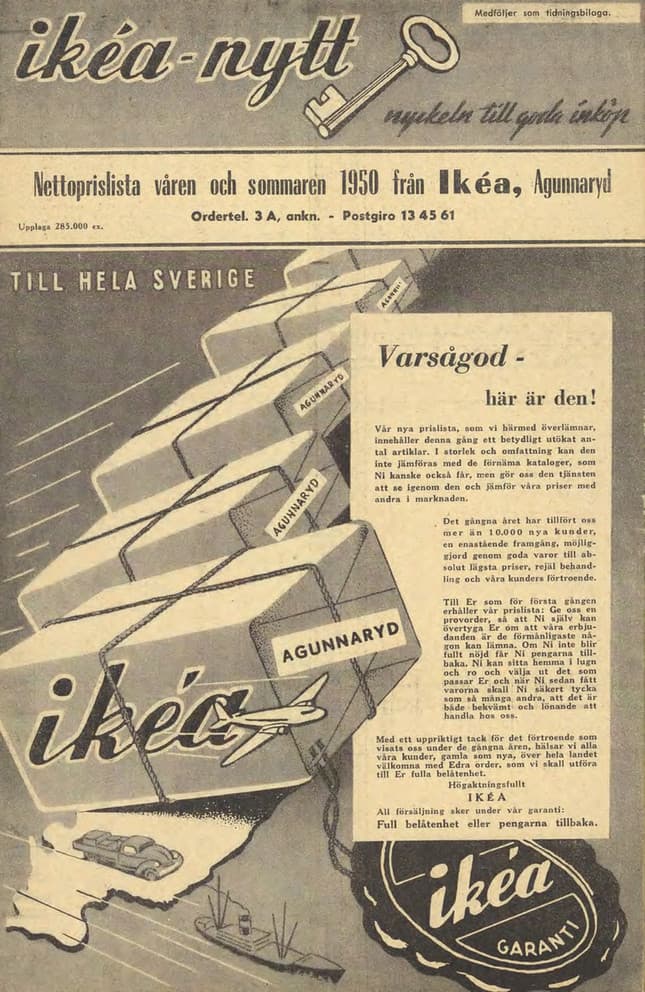 Gammal IKEA-annons från 1950 med paket märkta AGUNNARYD, flygplan, lastbil och text om ny prislista och leverans.