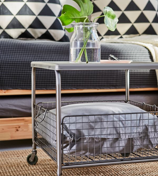Gardez votre linge de lit dans une corbeille en fil que vous placerez en-dessous de la table basse en acier gris.