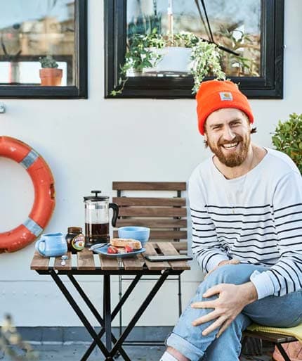 gareth-enjoying-breakfast-outdoors-aboard-his-houseboat