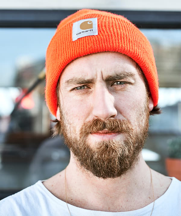 Gareth portant un bonnet orange.