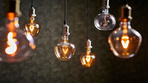 電球が吊り下げられている