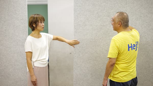 大人二人が話している