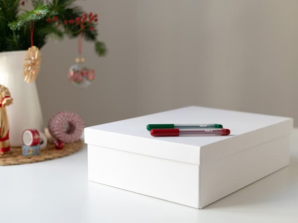 Geschenkschachtel und Utensilien werden vorbereitet.