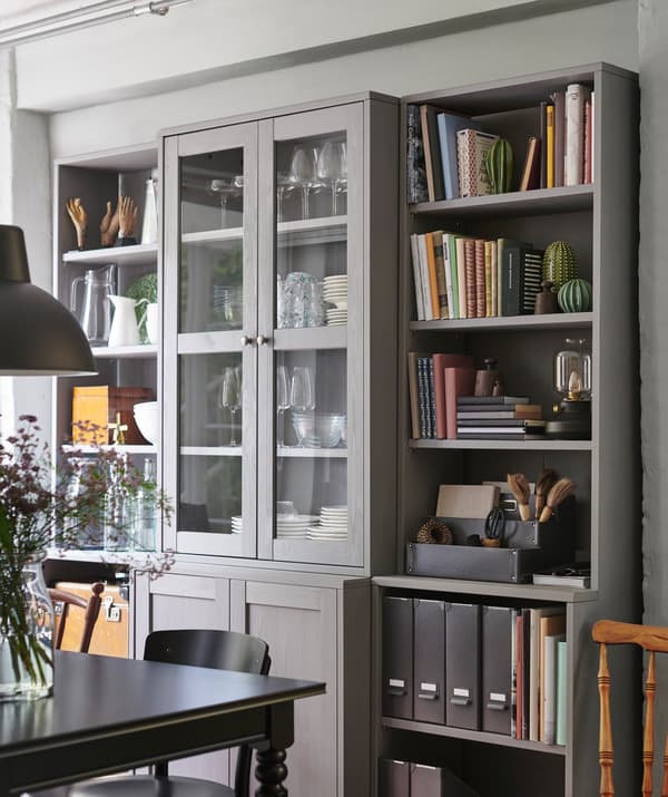 Geschirr, Bücher und Akten in einem Aufbewahrungselement mit offenen Böden und HAVSTA Vitrine in Grau