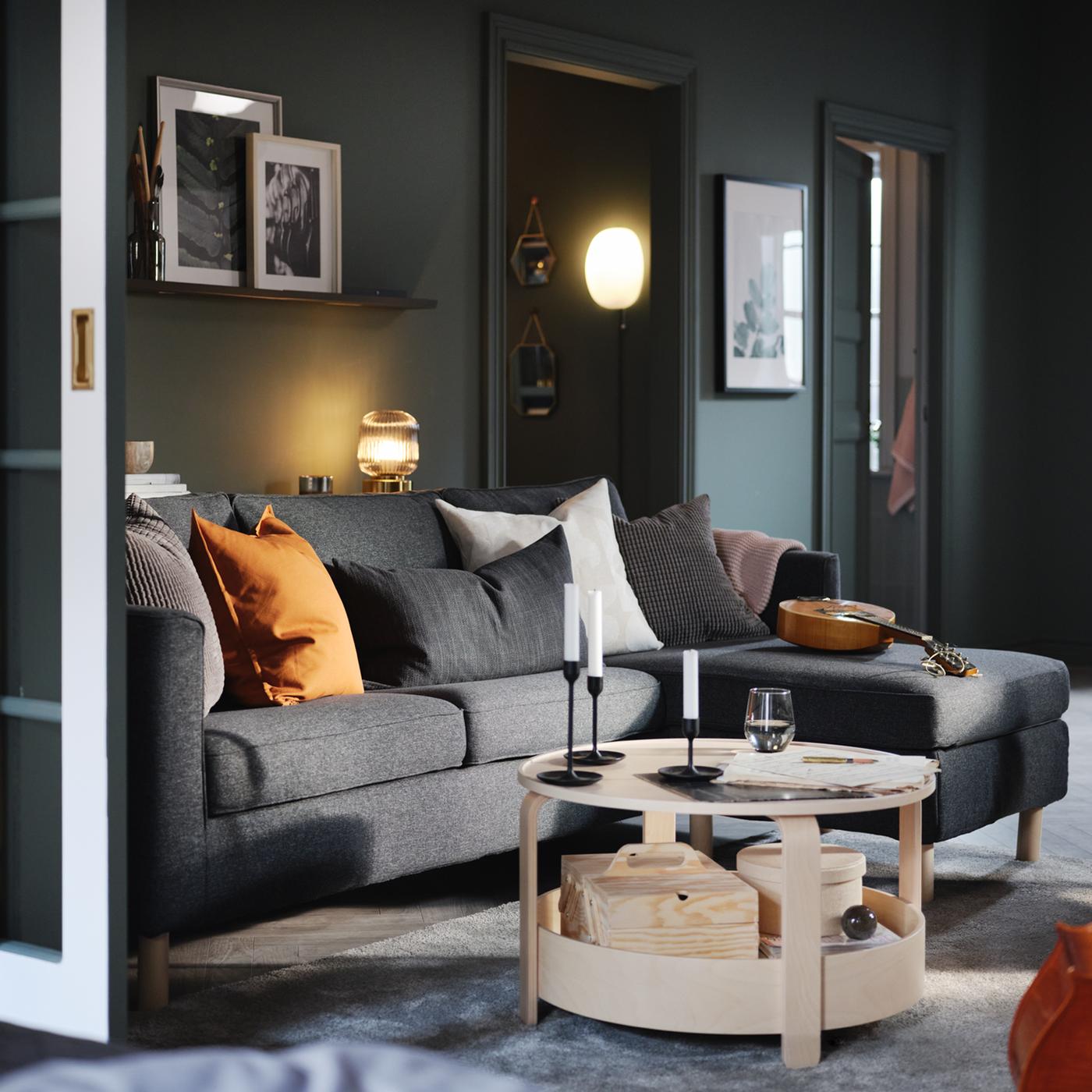 غرفة جلوس بها كنبة أريكة استرخاء وطاولة قهوة.