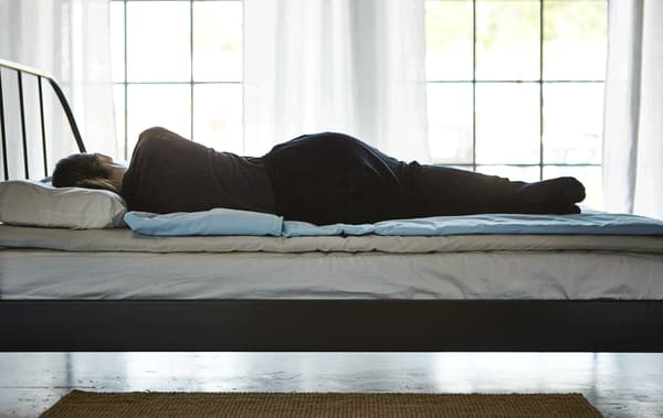 GIF animé montrant une femme changeant de position sur son lit: sur le côté, sur le dos, sur le ventre