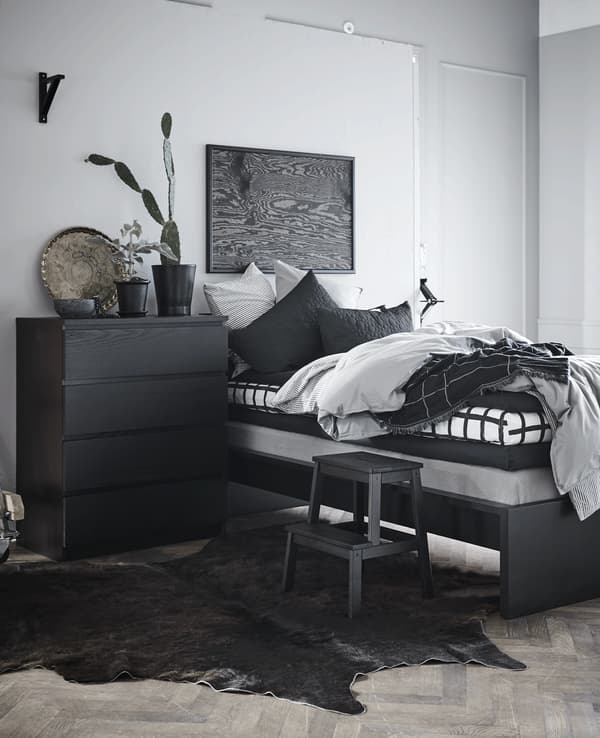 GIF montrant comment créer un deuxième coin à dormir, avec des matelas supplémentaires et un ciel de lit.
