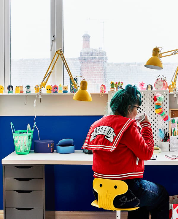 GIF montrant le bureau de Toni avant et après le relooking plein de couleurs.