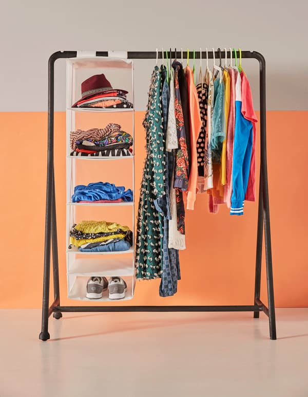 Gif: Vêtements et chaussures emballés dans un rangement à compartiments et dans des housses, puis glissés dans un sac IKEA, direction chambre d’étudiant