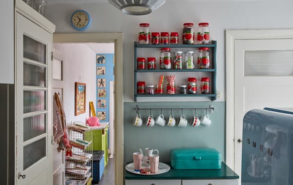  Give an old kitchen small updates.