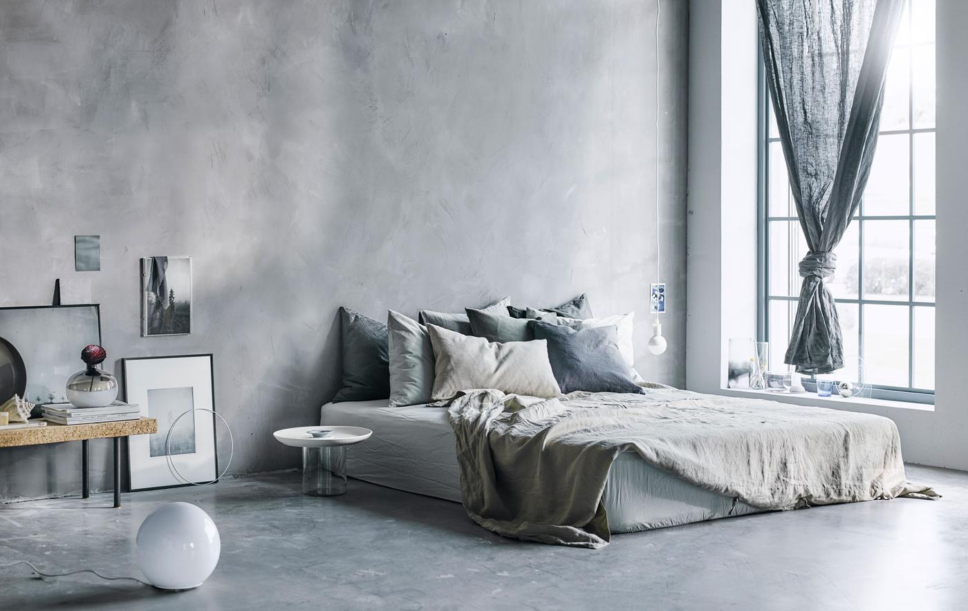 Grand lit gris, draps et oreillers impeccables, textiles drapés Quelle est votre chambre à coucher idéale?