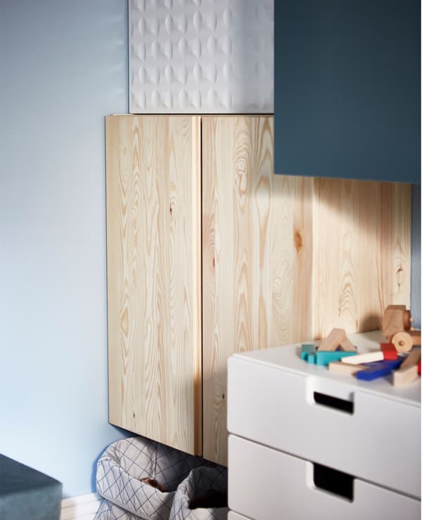 Gros plan de différentes armoires de rangement avec, au centre, une armoire IVAR en pin non traité.