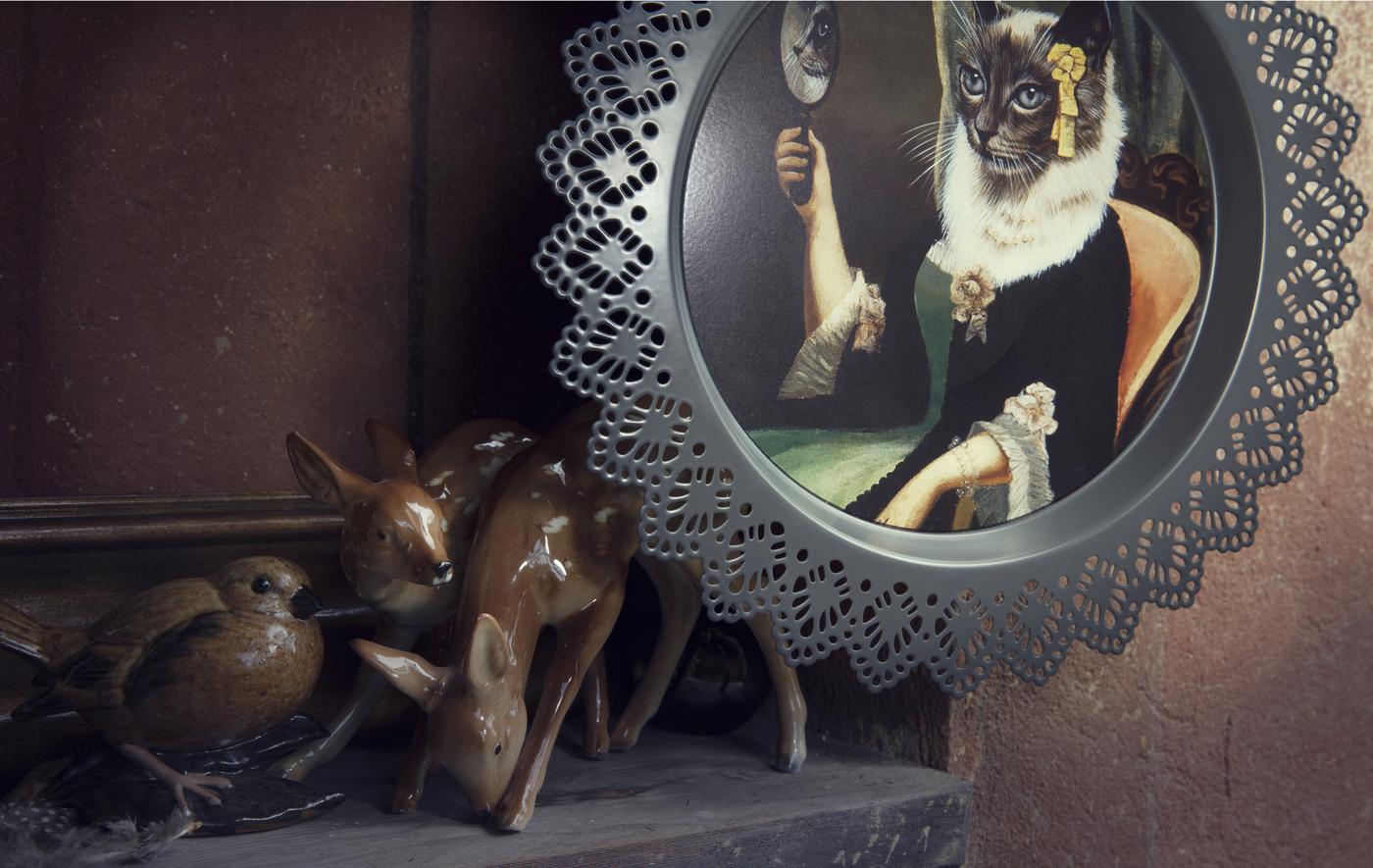 Gros plan de la décoration murale IKEA SKURAR et figurines d’animaux.
