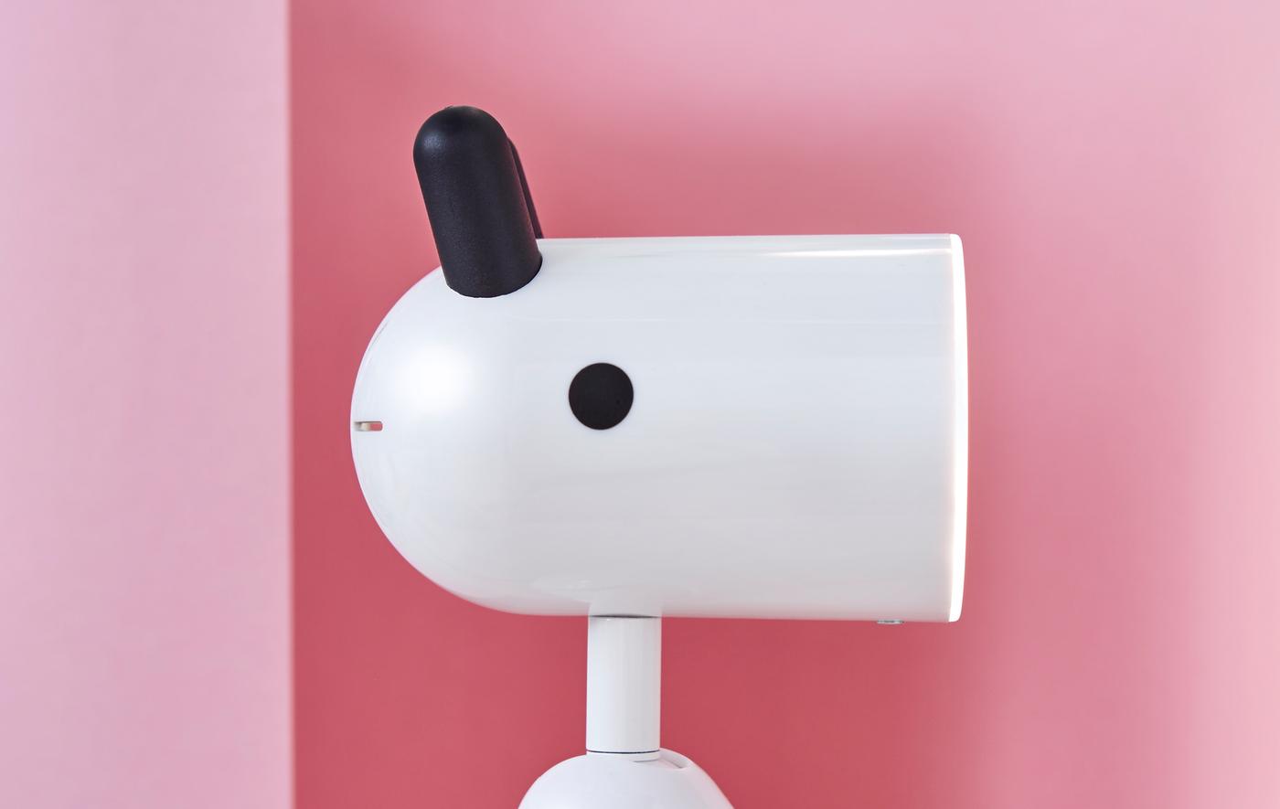 Gros plan de la nouvelle lampe KRUX, dotée d’yeux et d’oreilles.