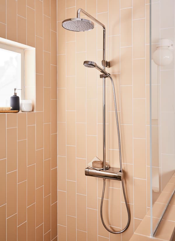 Gros plan de l’ensemble douche chromé IKEA BROGRUND.