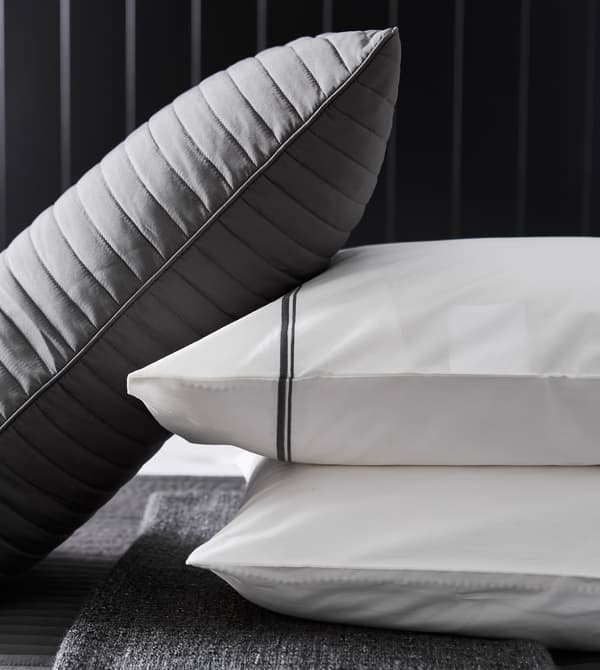 Gros plan d’oreillers et d’un coussin.