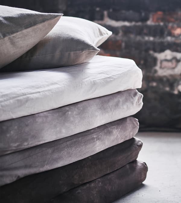 Gros plan du coin de matelas empilés pour créer une méridienne.