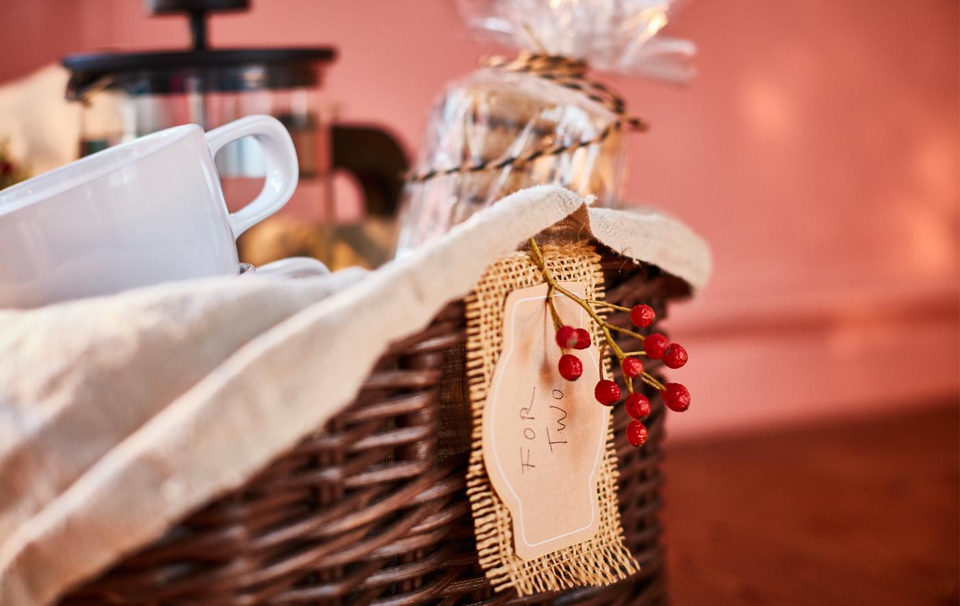 Gros plan d'un panier cadeau de café.