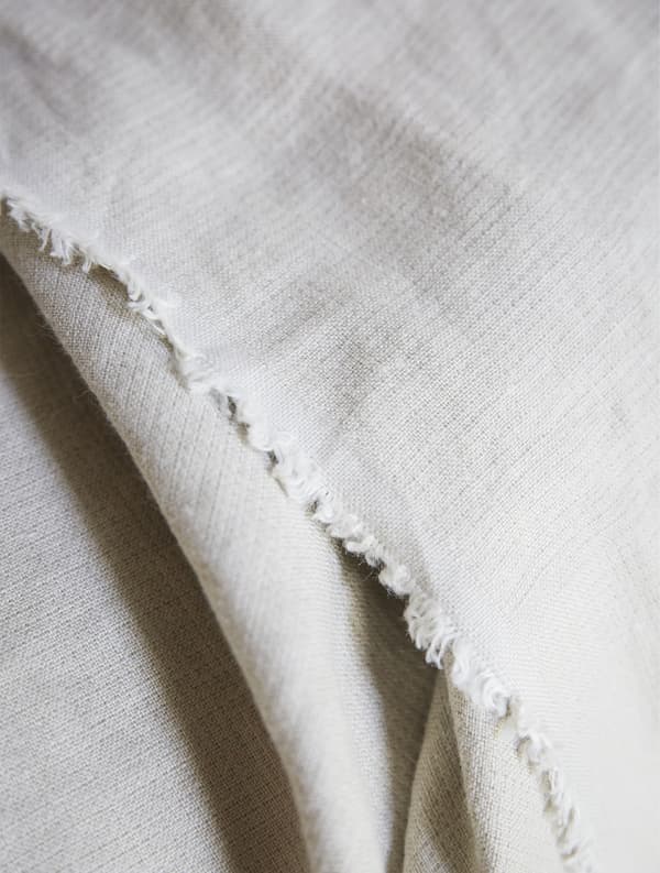 Gros plan d’un plaid beige.