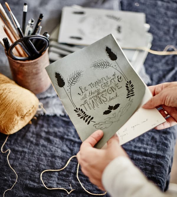 Gros plan d'un programme en papier à l'attention des invités.