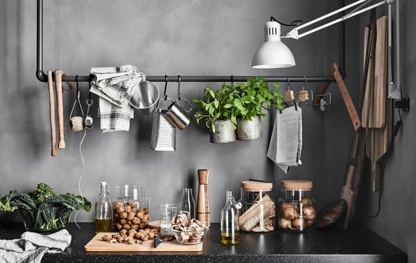 Gros plan d’un range-couverts dans un tiroir, avec des ustensiles de cuisine et du matériel artistique
