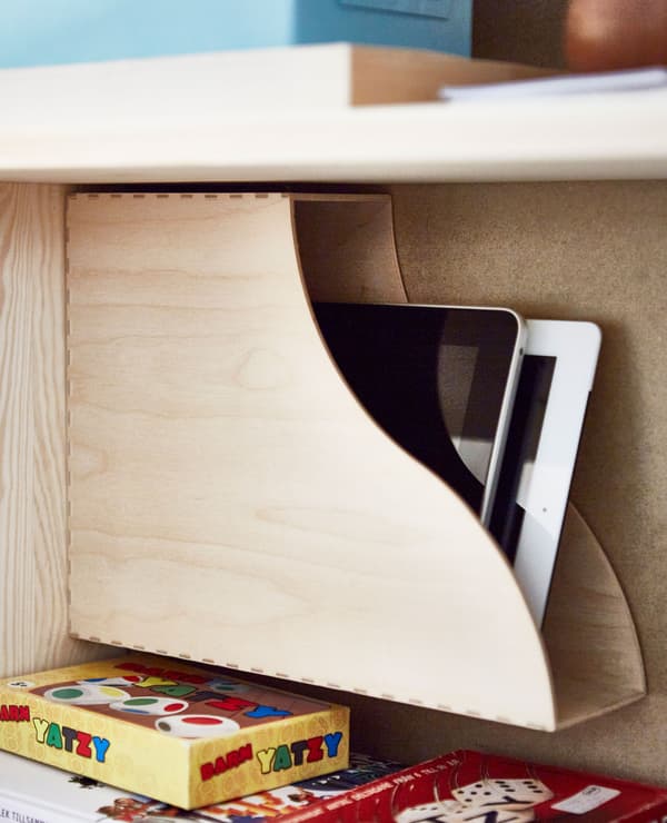 Gros plan d’un range-revues en bois servant de rangement aux tablettes.
