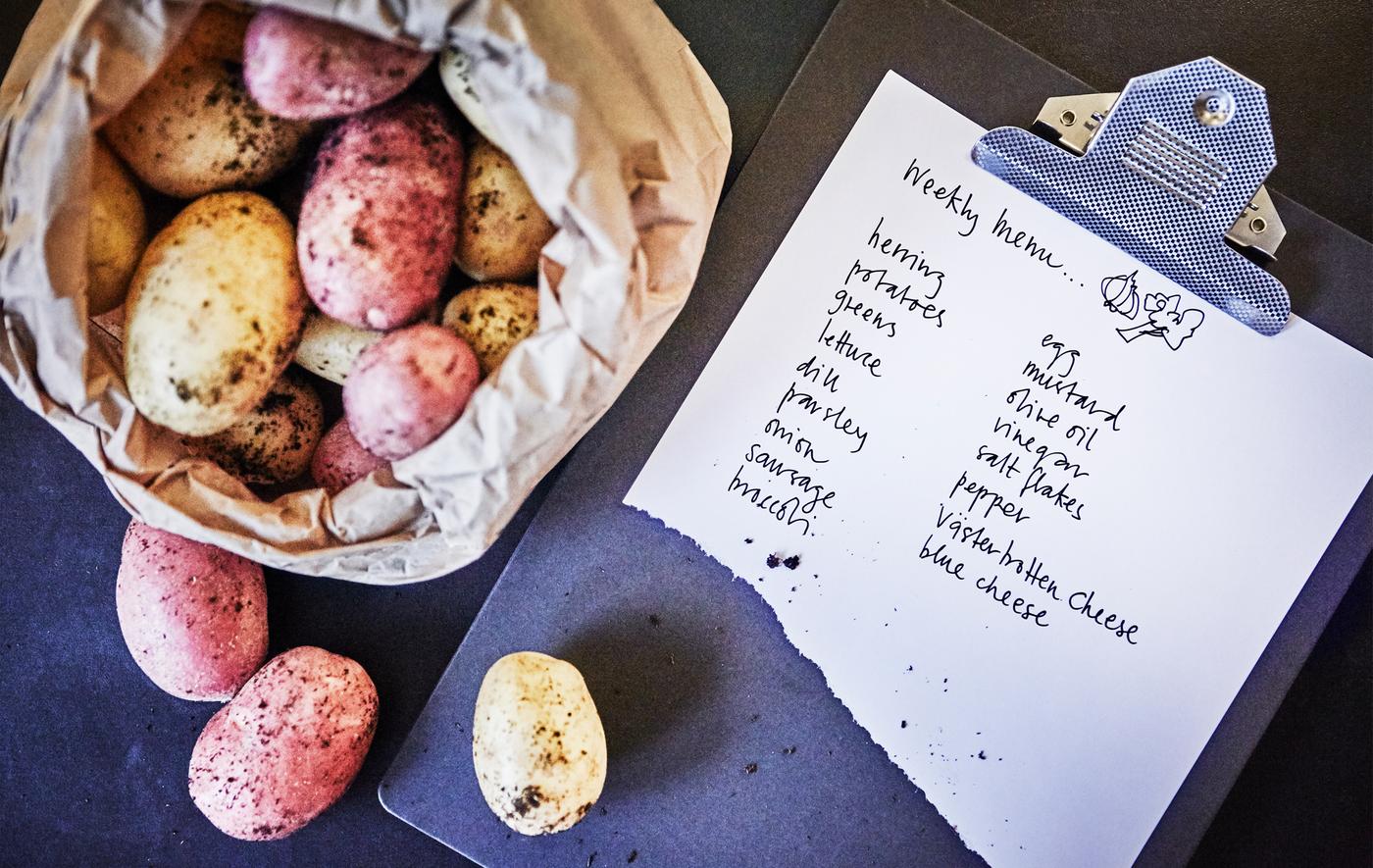 Gros plan d’un sac de pommes de terre et d’une liste de courses.