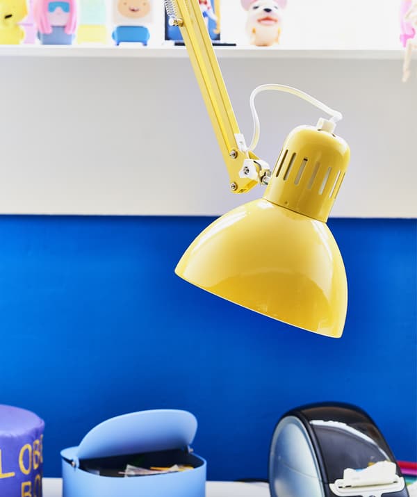 Gros plan d’une lampe de bureau jaune.
