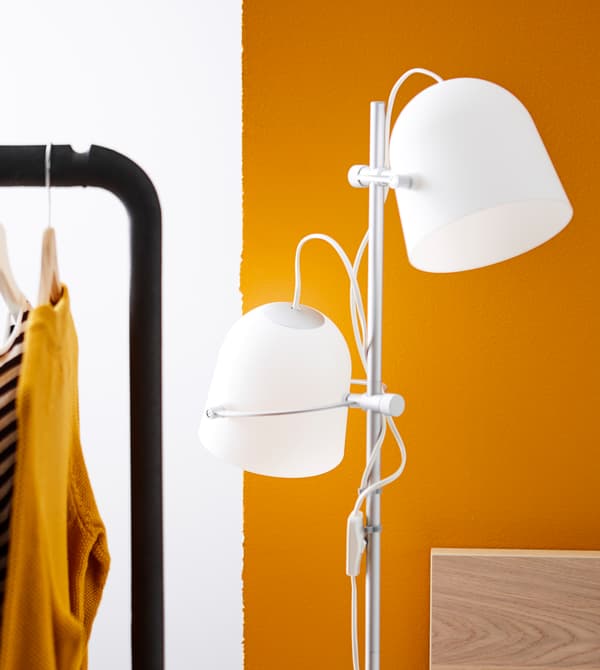 Gros plan d’une lampe de chevet.