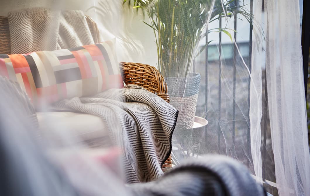 Gros plan sur un coin détente placé sous un dais