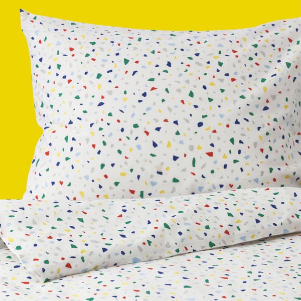 Gros plan sur un oreiller et une housse de couette à motif de mosaïque.
