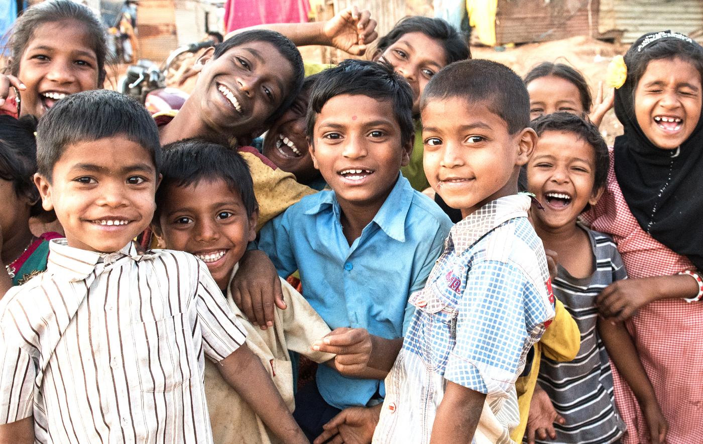 Groupe de garçons et de filles en train de sourire et de rire.