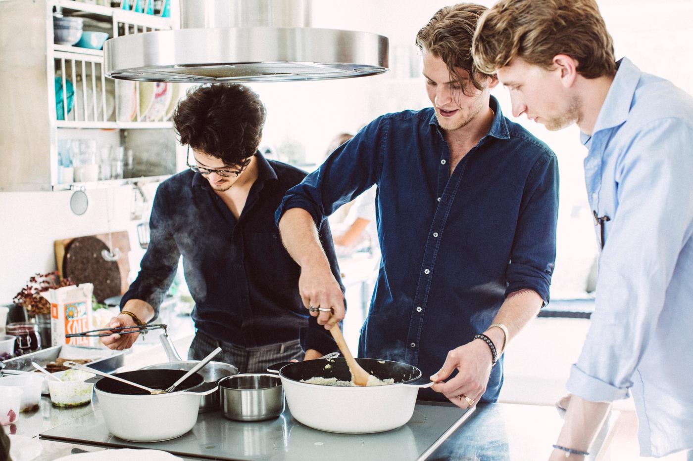 Groupe de jeunes Suédois participant à un "matlag" ou club gastronomique.